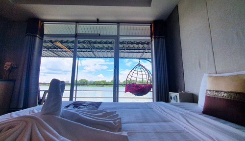 Deluxe River View Raft