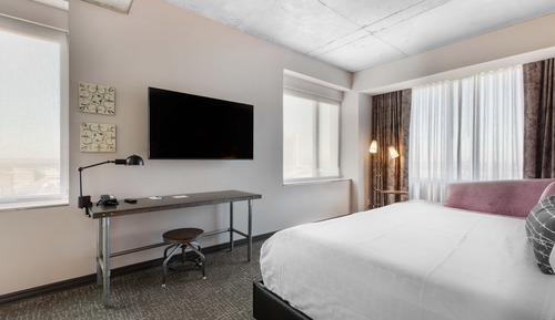 Deluxe Room, 1 King Bed, Non Smoking, Corner (City View)