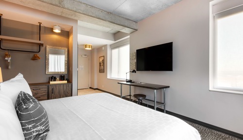 Deluxe Room, 1 King Bed, Accessible, Non Smoking (Corner, Roll-In Shower)