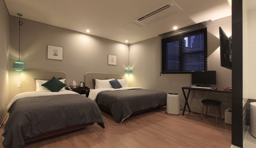 E. Twin Styler Room - Fri/Sat Check-in Time: 8PM