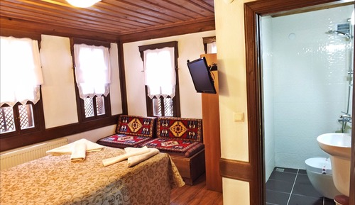 Twin Room, Corner