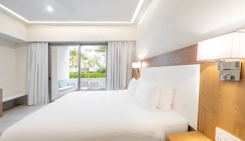 Deluxe Room, 1 King Bed, Garden View