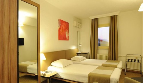 Double Room, Corner