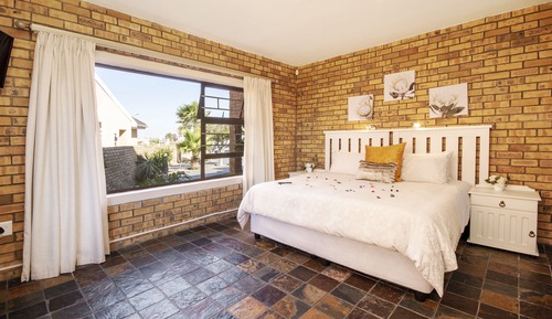 Executive Suite, 2 Bedrooms, Kitchen, Courtyard Area