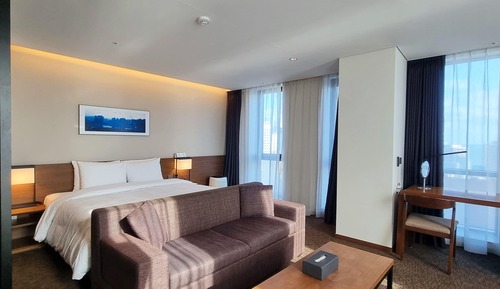 Suite, 1 King Bed, Non Smoking, Corner