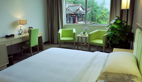 Standard Queen Room 