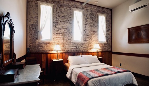 Room, 1 Queen Bed, Private Bathroom