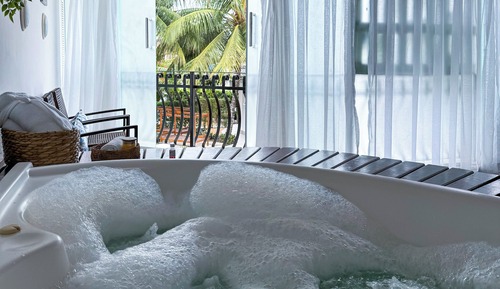Executive Suite, 1 Queen Bed, Pool View