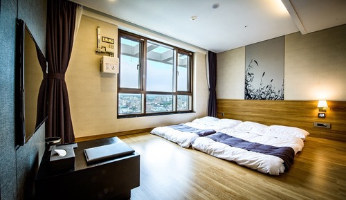 City Deluxe Ondol Room - Breakfast for 1 + 2 Draft Beers