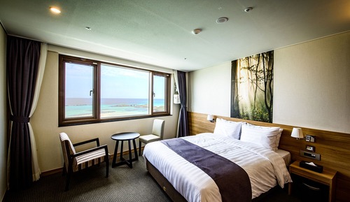 Ocean Deluxe Double - Breakfast for 1 + 2 Draft Beers