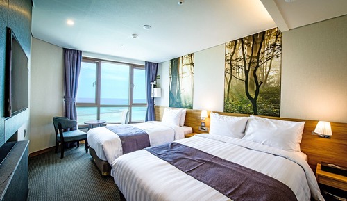 Ocean Deluxe Twin - Breakfast for 1 + 2 Draft Beers