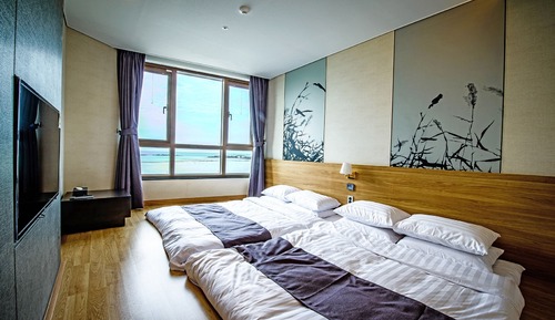 Ocean Deluxe Ondol Room - Breakfast for 1 + 2 Draft Beers
