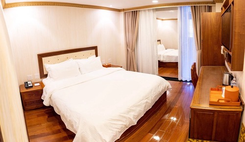 Deluxe Room, 1 King Bed (ADA)