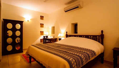 Deluxe Room, 1 King Bed, Valley View