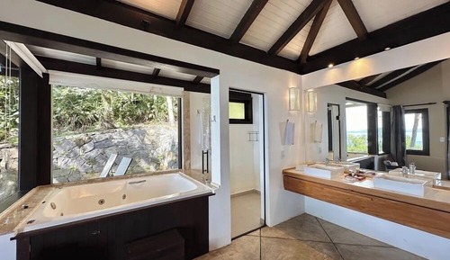 Presidential Room, Hot Tub