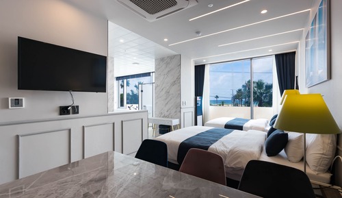 Signature Pool Suite O