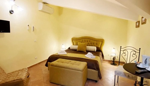 Double or Twin Room (External bathroom)