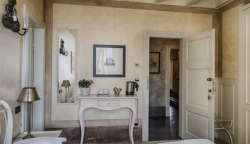Classic Double Room, Partial Lake View