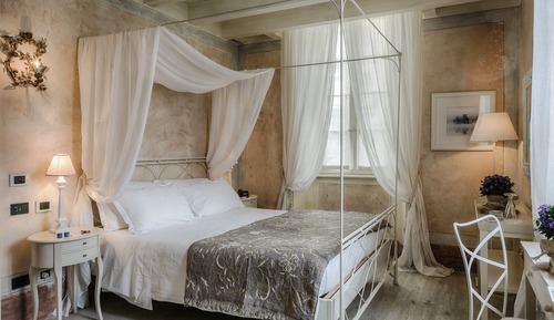 Comfort Room, Partial Lake View