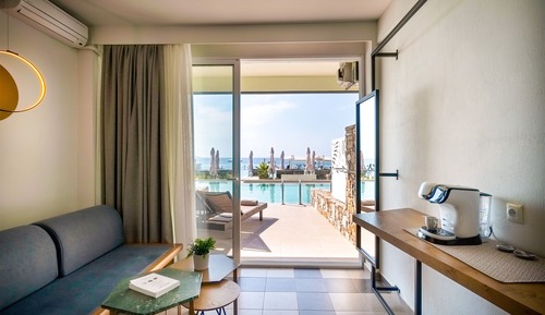 Swim Up suite with sharing pool
