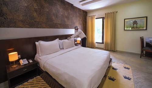 Deluxe Room, 1 King Bed, Pool View