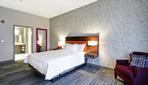 Suite, 1 Queen Bed, Accessible (Mobility & Hearing, Roll-in Shower)