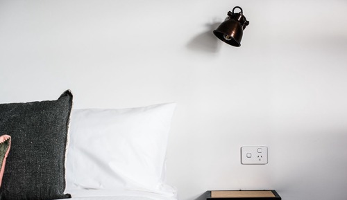 Room, 1 Queen Bed, Shared Bathroom