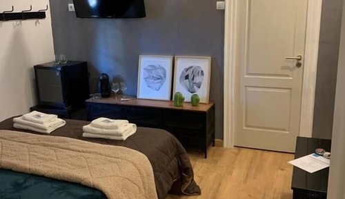 Basic Suite, 1 Queen Bed, Private Bathroom