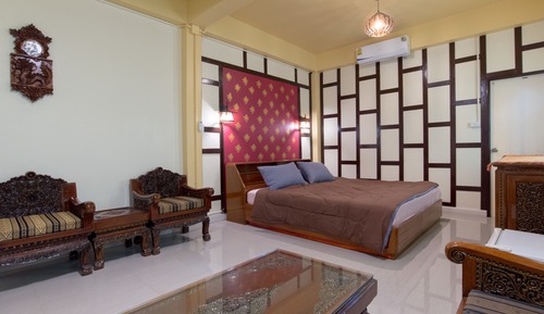 Suite with Air-Conditioner and Private Bathroom (Teak)