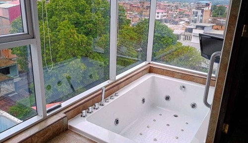 Suite (Master)