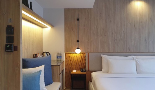 Signature Room, 1 King Bed, Balcony