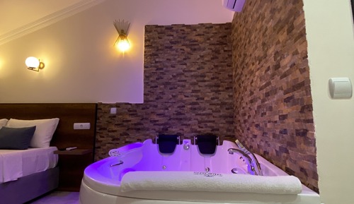 Superior Loft, Jetted Tub