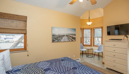 Queen/Jetted Tub Suite 8 (Full Kitchen/Private Deck)