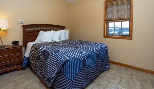 Queen/Jacuzzi Suite 23 (End Unit/Deck Water View)