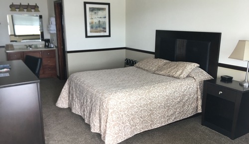 Elite Single Room, 1 Queen Bed, Accessible, Mountain View