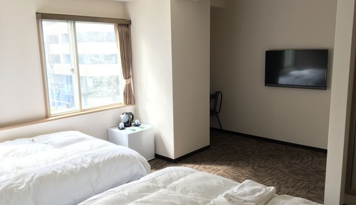Twin Room, Smoking