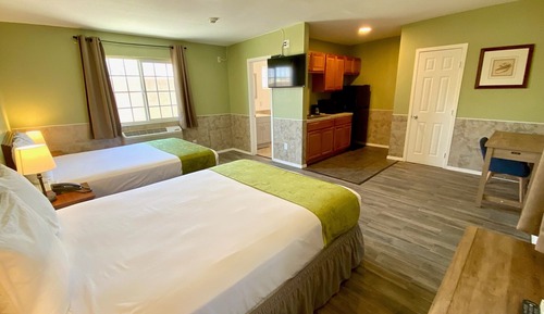 Standard Suite, 2 Queen Beds, Kitchenette