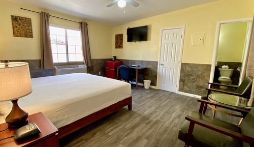 Basic Room, 1 King Bed