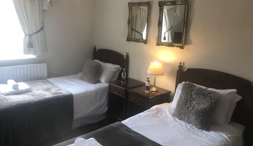 Twin Room (Magnolia)