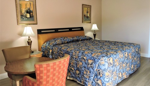 Basic Room, 1 King Bed