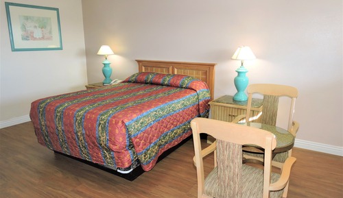 Basic Room, 1 Queen Bed, Smoking