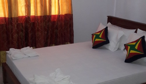 Deluxe Double Room, 1 Queen Bed, Smoking, Private Bathroom