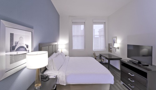 Basic Studio Suite, 1 Queen Bed (Communications)