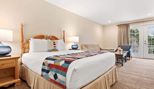 Poolside Queen Bed 1st Floor