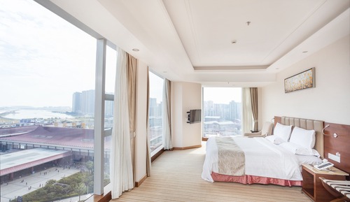 Deluxe Sea View Suite King Bed