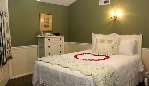 Luxury Suite, 1 Queen Bed, Jetted Tub