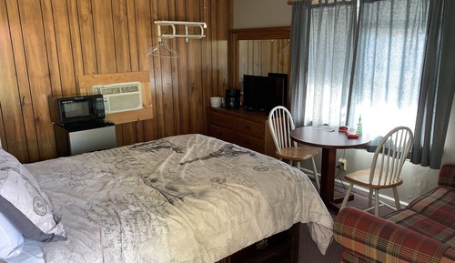 Design Single Room, 1 Queen Bed, Refrigerator & Microwave