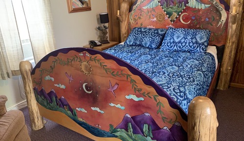 Gallery Single Room, 1 Queen Bed, Refrigerator & Microwave