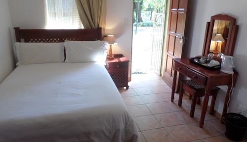 Economy Room, 1 Queen Bed, Non Smoking, Garden View