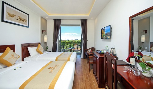 Deluxe twin with balcony and city view